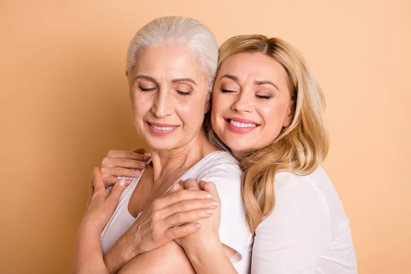 Primer plano retrato de agradable atractivo dulce tierno encantador alegre alegre alegre damas de apoyo abuela mamá mamá animando aislado sobre beige pastel fondo — Foto de Stock