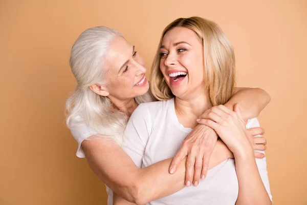 De cerca la foto de las señoras encantadoras generación tienen tiempo libre fines de semana ocio estilo de vida ondulado rizado pelo se siente alegre risa regocijarse vestido con ropa elegante de moda aislado sobre fondo pastel —  Fotos de Stock