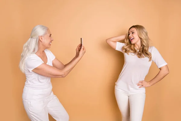 Retrato de bonito aspecto adorable adorable delgado atractivo encantador lindo alegres damas que usan traje de camiseta blanca toma nueva foto instantánea foto aislada sobre fondo beige pastel — Foto de Stock