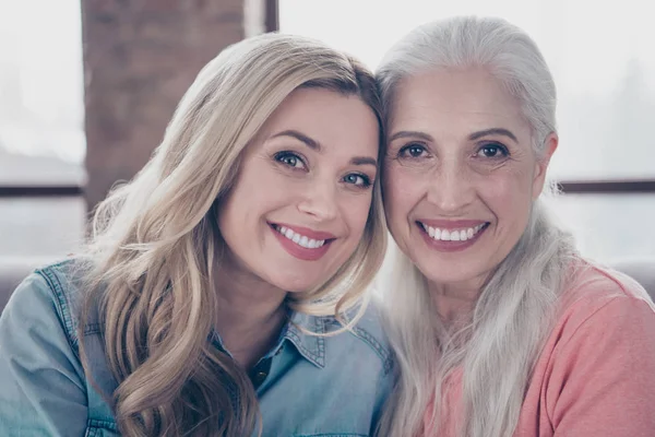 Zavřít fotografii dvě úžasné ona její dámy Mami, děti dítě babička babička se drží v těsném klidu Noste domácí oblečení sedět pohodlné útulné pohovky Divan byt v interiéru — Stock fotografie