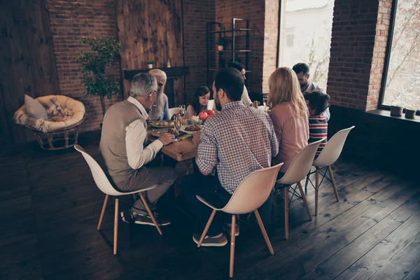 Close-up foto grote grote familie Thanksgiving Morning leden bedrijf menigte broer zus oma moeder Papa opa zoon dochter zitten ronde feestelijke vakantie volledige smakelijke gerechten tafel Loft huis binnenshuis — Stockfoto