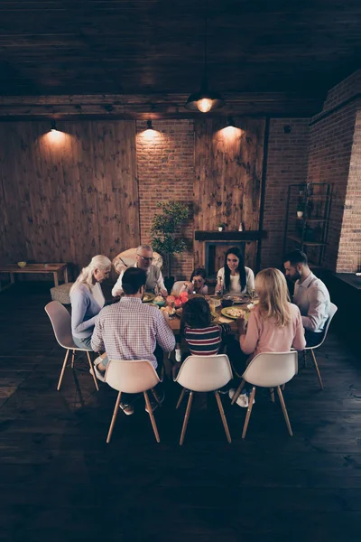 Verticale foto mensen grote grote familie gesprek communicatie cute sfeer leden bedrijf broer zus oma moeder Papa opa zoon dochter zitten smakelijke gerechten tafel Loft huis binnenshuis — Stockfoto