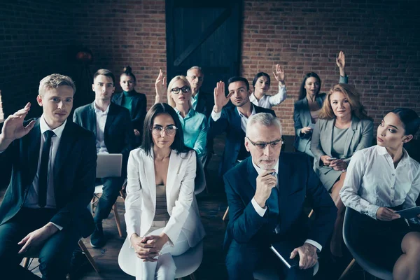 Foule de belle belle belle focalisée sérieuse élégant élégant haut exécutif financier avocat avocats classes économie conférence d'entreprise au loft industriel style poste de travail intérieur — Photo