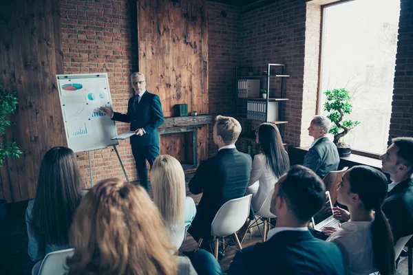 Niza con clase elegante tiburones serios de moda que asisten al foro corporativo escuchando el curso de jefe jefe jefe de jefe de la compañía de gestión superior en el loft industrial espacio de trabajo interior en interiores — Foto de Stock