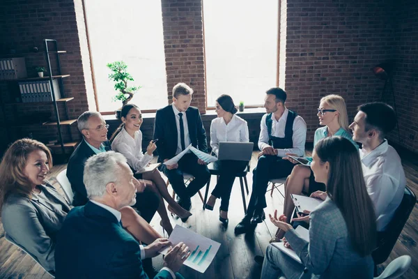 Nice elegant eleganta topp hajar sitter på stolar i cirkel diskuterar plan tillväxt global organisation på moderna industriella Loft interiör arbets plats utrymme inomhus — Stockfoto