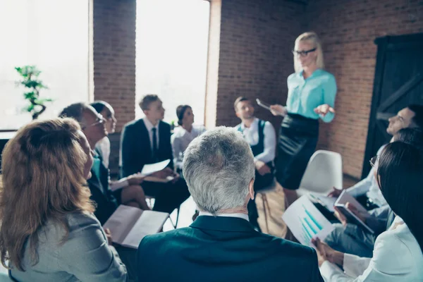 Nice stijlvolle elegante chique aantrekkelijke haaien deskundigen luisteren naar econoom Financiën rapport data analyse analist bij moderne industriële Loft interieur werkplaats ruimte binnenshuis — Stockfoto