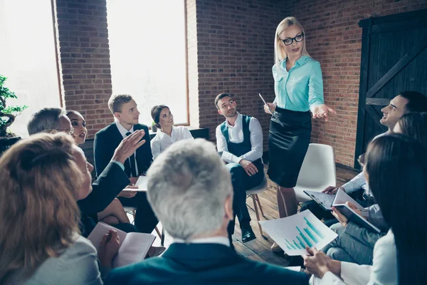 Pěkný stylový elegantní, atraktivní a velmi zaneprázdněný seriózní expert, který poslouchá ekonoma výkonného ředitele finančníka firemní konference v moderním průmyslovém podkrovním pokoji pracovní místo prostor — Stock fotografie