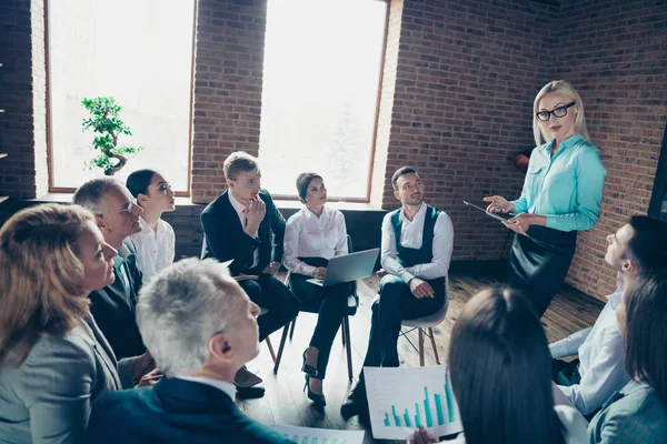 Nice elegant elegant chic trendiga attraktiv seriös dam specialist verk ställande direktör finansiär svara på frågor till publiken på industriell Loft interiör arbets plats utrymme — Stockfoto