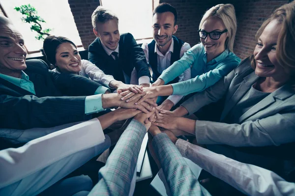 Bijgesneden boven hoge hoek uitzicht van mooie stijlvolle elegante vrolijke juichende positieve bedrijf CEO Executive managers zetten palmen samen op moderne industriële Loft interieur werkplek ruimte — Stockfoto