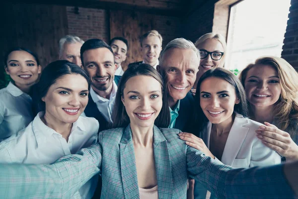 Închideți oameni de afaceri foto de diferite vârste cursa de timp liber entuziasmat team building ea el el el telefon telefon telefon inteligent face selfie-uri cele mai bune prietenie brigadă îmbrăcăminte formală jachete — Fotografie, imagine de stoc