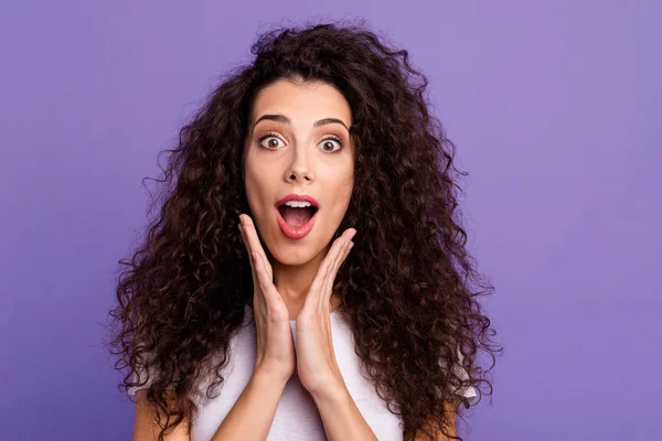 Close up foto bonita ela senhora onda longa riqueza cabelo bonito mãos braços perto bochechas maçãs do rosto mostrar diversão desgaste casual branco t-shirt roupas roupa isolado violeta roxo brilhante fundo — Fotografia de Stock