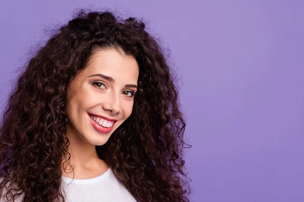 De cerca foto increíble hermosa alegre moderno su señora ola larga riqueza pelo dientes blancos diente sonrisa radiante usando casual camiseta blanca ropa traje aislado violeta brillante fondo —  Fotos de Stock