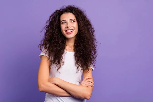 Close up photo beautiful her she lady arms crossed look side empty space laugh risas ojos inteligentes escuchar gran broma nueva desgaste casual camiseta blanca ropa traje aislado violeta fondo púrpura —  Fotos de Stock