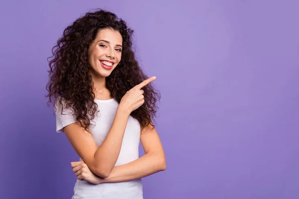 Close up foto bonita ela ela senhora segurar braço indicador espaço vazio olhar o que eu tenho aconselhando comprar comprador novo produto desgaste casual branco t-shirt roupa roupa isolado violeta roxo fundo — Fotografia de Stock