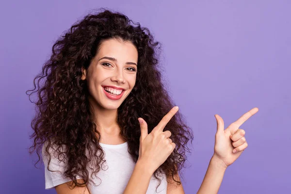 Close up foto bonita incrível ela senhora segurar braços indicador dedos espaço vazio aconselhando comprar comprador novo produto melhor preço desgaste casual branco t-shirt roupa roupa isolado violeta roxo fundo — Fotografia de Stock