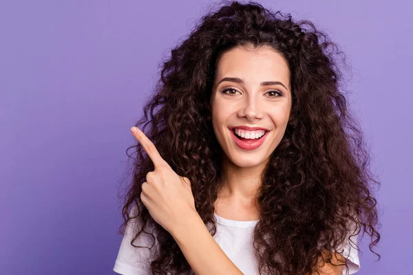 De cerca la foto hermosa funky su dedo índice de la mano del brazo de la señora indican directo espacio vacío aconsejando comprar comprador nuevo producto desgaste casual camiseta blanca ropa aislada violeta fondo púrpura — Foto de Stock