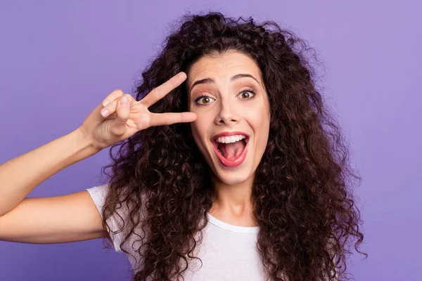 Close up photo amazing her she lady scream shell shout wave wealth hair lying shoulders show v-sign hand arm near eye wear casual white t-shirt clothes outfit isolated violet purple bright background — Foto de Stock