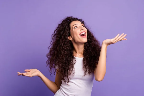 Close up photo beautiful amazing her she lady scream shell shout look up empty space both arms show products higher lower wear casual white t-shirt clothes outfit isolated violet purple background — Foto de Stock