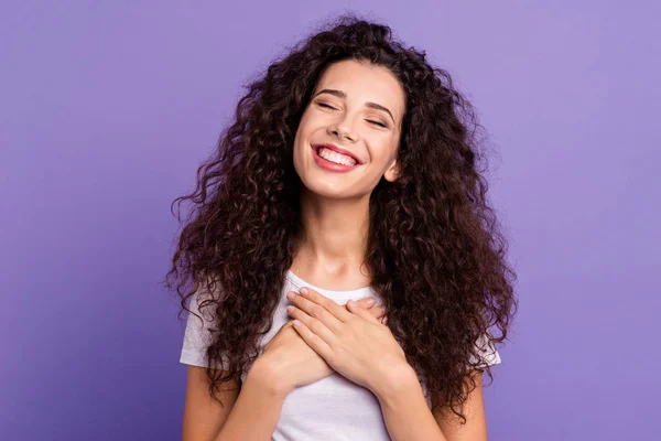 Close-up foto mooie verbazingwekkende haar ze Dame ogen gesloten houden beide armen handen op de borst zeer tevreden zoete emoties gevoelens dragen casual witte t-shirt kleding outfit geïsoleerde Violet paarse achtergrond — Stockfoto