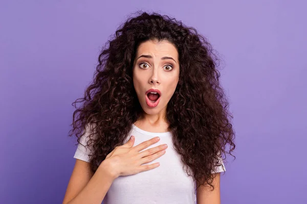 De cerca la foto hermosa increíble su señora ojos mirada completo miedo no creer estupor gran golpe sostener el pecho del brazo lo que pasó usar casual camiseta blanca ropa traje aislado violeta fondo púrpura —  Fotos de Stock