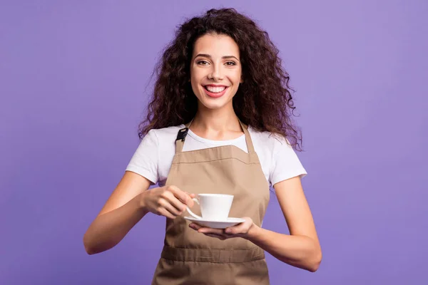 Close up foto incrível bonito ela ela senhora cafeteria segurar as mãos copo de vidro quente bebida fresca convidar convidados pouco descanso relaxar desgaste casual branco t-shirt avental isolado violeta roxo fundo — Fotografia de Stock