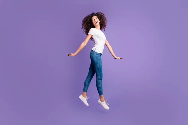 Comprimento total perfil lateral tamanho do corpo foto bonita incrível ela sua senhora salto alto movimento elegante bonito desgaste casual jeans jeans branco t-shirt tênis isolado roxo violeta fundo — Fotografia de Stock