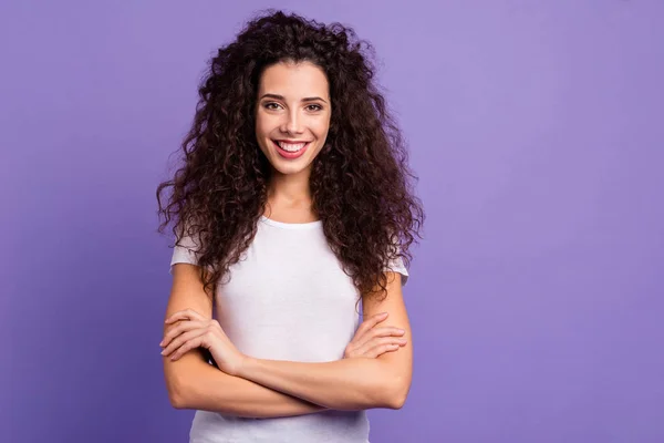 Close up photo beautiful her she lady arms crossed smart smart smart eyes freelancer worker work job professional self-confident wear casual white t-shirt clothes outfit isolated violet purple background — Foto de Stock