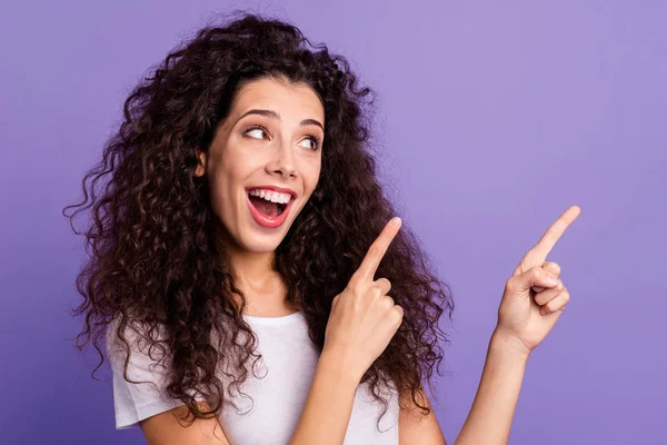 Cerrar foto hermosa divertida funky su señora ojos mirar hacia arriba mantenga los dedos índice de brazos espacio vacío aconseja comprar comprador producto desgaste casual camiseta blanca ropa aislada violeta fondo púrpura —  Fotos de Stock