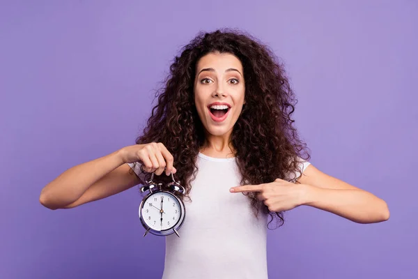 Retrato dela ela agradável bonito encantador atraente alegre alegre morena de cabelos ondulados senhora mostrando relógio indicador isolado no brilhante brilho vívido violeta roxo fundo — Fotografia de Stock