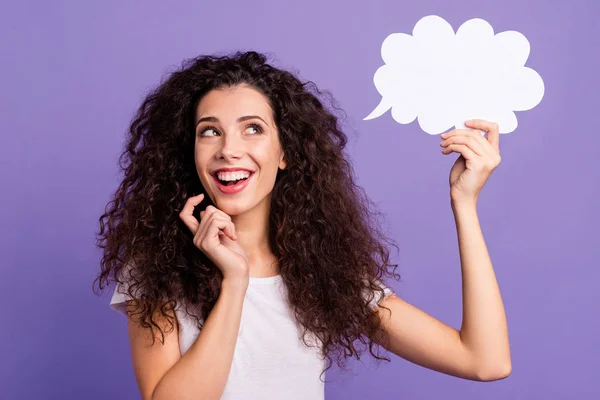 Retrato de cerca de ella ella bonita linda encantadora encantadora atractiva alegre dama de pelo ondulado sosteniendo en las manos idea pista figura de conjetura aislado sobre brillante brillo violeta fondo — Foto de Stock