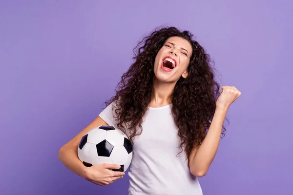 Retrato dela ela agradável-olhando bonito charmoso winsome atraente alegre senhora de cabelos ondulados segurando na mão bola mostrando sim gesto isolado no fundo violeta brilho vívido brilhante — Fotografia de Stock