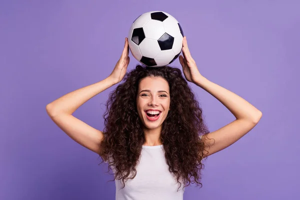 Retrato de ella ella linda linda encantadora encantadora guapa atractiva alegre alegre divertida dama de pelo ondulado con las manos en la cabeza bola aislada en brillante brillo violeta fondo — Foto de Stock