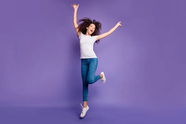 Comprimento total tamanho do corpo vista retrato de agradável bonito winsome encantador doce alegre alegre cheeru bem preparado senhora de cabelos ondulados se divertindo isolado no brilhante brilho vívido violeta pastel fundo — Fotografia de Stock