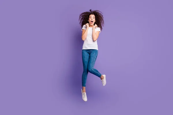 Полный размер тела фотография красивая она ее дама чирлидер прыгать высокие экстатические скидки покупки носить повседневные джинсы denim белые футболки туфли изолированные фиолетово-яркий фон — стоковое фото