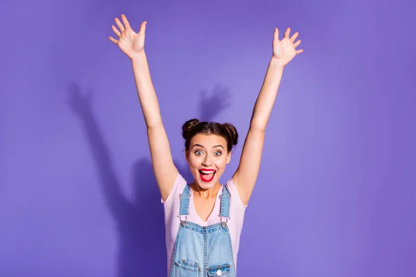 Close up foto linda incrível ela sua senhora dois pães lábios batom vermelho mãos braços levantados espaço vazio fã objetivo desgaste casual t-shirt jeans ganga macacão roupas isolado roxo violeta fundo — Fotografia de Stock