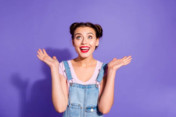 De cerca foto hermosa increíble ella su señora dos bollos labios rojo pomada manos brazos levantados espacio vacío ventilador objetivo desgaste casual camiseta jeans denim overoles ropa aislado violeta fondo — Foto de Stock