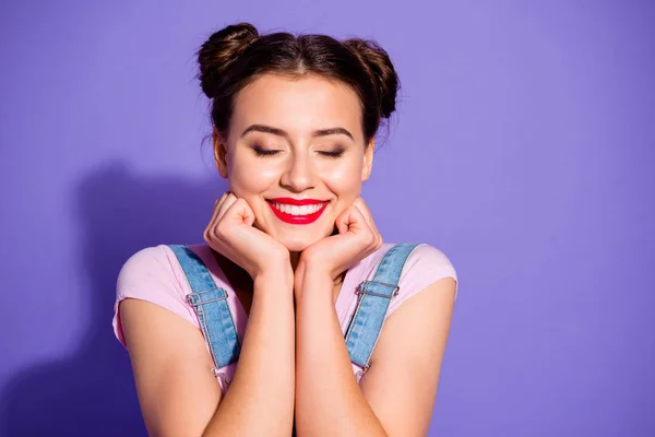 Nahaufnahme Foto schön erstaunlich sie ihre Dame buns Augen geschlossen Kopf Gesicht liegend Hände Arme zeigen weiße Zähne zahn tragen lässig T-Shirt Jeans Jeans Overalls Kleidung isoliert lila violetten Hintergrund — Stockfoto