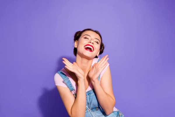 De cerca foto hermosa increíble ella sus bollos de señora ojos cerrados sostener los brazos manos levantado hasta la venta descuento compras desgaste casual camiseta vaqueros overoles ropa aislado violeta fondo — Foto de Stock