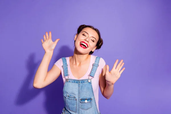 De cerca foto hermosa increíble grito ella su señora bollos ojos cerrados sostener los brazos manos levantado venta descuento compras desgaste casual camiseta jeans denim overoles ropa aislado violeta fondo — Foto de Stock