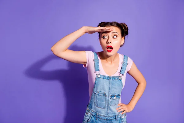 Nahaufnahme Foto schön erstaunlich schreien sie ihre Dame Brötchen suchen Seite leeren Raum wunderte Anblick warten Gäste Bushaltestelle tragen lässig T-Shirt Jeans Jeans Overalls Kleidung isoliert lila violetten Hintergrund — Stockfoto