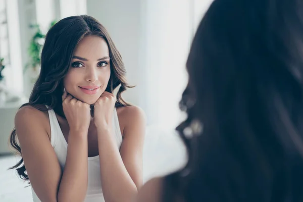 Primer plano retrato de ella ella agradable aspecto dulce tierno suave atractivo fascinante encantador lindo femenino brillo bien cuidado dama de pelo ondulado mirando el espejo en la habitación interior blanco claro —  Fotos de Stock