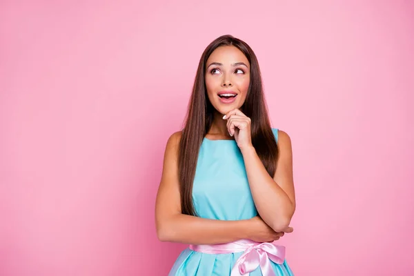 Retrato de atractiva encantadora persona femenina milenaria elegante que escucha noticias creo que elegir el tacto barbilla con la mano abierta boca aislada en traje de vestido colorido sobre fondo de color rosa —  Fotos de Stock