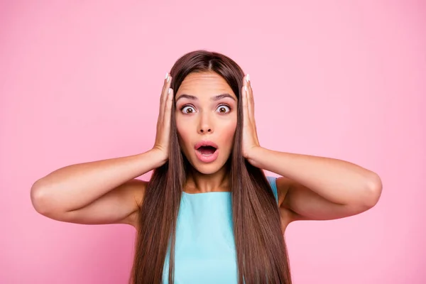 Unexpected Portrait of astonished confused teen model on rose-colored background listen information wonder touching head yelling isolated in colorful clothing — Stock Photo, Image