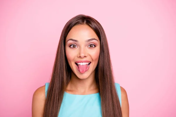 Na infância. Retrato de encantador modelo jovem atraente com maquillage enganando fazendo rostos vestindo roupas brilhantes isoladas em fundo cor de rosa — Fotografia de Stock