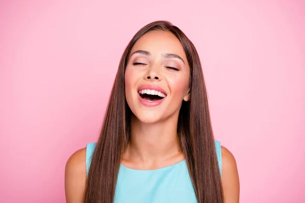 De cerca la foto del encantador modelo joven agradable con maquillaje cerrando los ojos abriendo la boca cielo azul pensando en el futuro vestido con ropa colorida aislada sobre fondo pastel —  Fotos de Stock