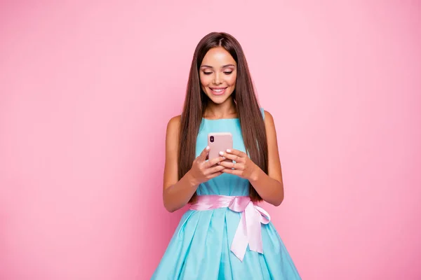 Retrato de encantador adolescente adolescente modelo isolado ter dispositivo olhando contas de rede social escrevendo mensagens vestidas com vestido elegante com fita rosa sobre fundo pastel — Fotografia de Stock