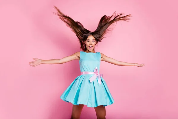 Porträtt av henne hon snygg snygg söt bedårande fantastisk glad munter Straight-haired Lady ha kul Party glädjas blåser hår isolerad över rosa pastell bakgrund — Stockfoto