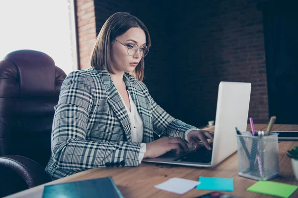 Close up foto bella lei affari signora capo utilizzare l'utente moderne tecnologie controllare nuove lettere valuta e-mail rigorosa notebook tavolo sedersi grande ufficio sedia indossare formale indossare a scacchi vestito a quadretti — Foto Stock