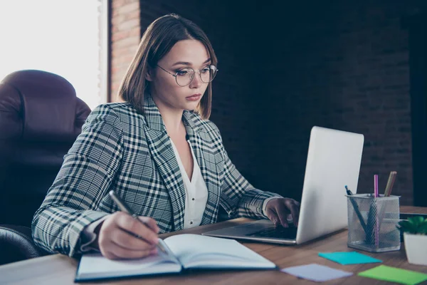 Zavřít fotografii nádherně přísná ona její obchodní paní, která používá moderní technologie, všímat si firemní firemní novinka notebook stůl sedět velká kancelářská židle nosit formální nošení kontrolní kombinéza — Stock fotografie