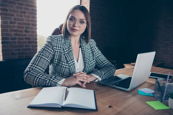 Gros plan photo belle elle son entreprise dame utiliser utilisateur moderne technologie conviviale look candidat dire parler de vous-même visage ordinateur portable table asseoir bureau chaise formalwear carreaux costume à carreaux — Photo